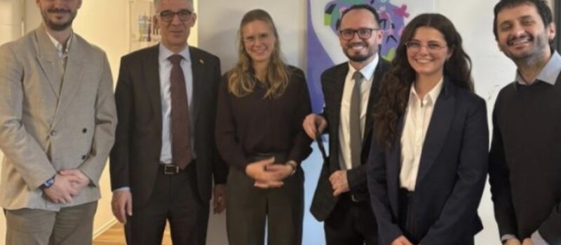 Ambasadori gjerman takon fituesit e projektit ‘Të rinjtë nxisin paqen’