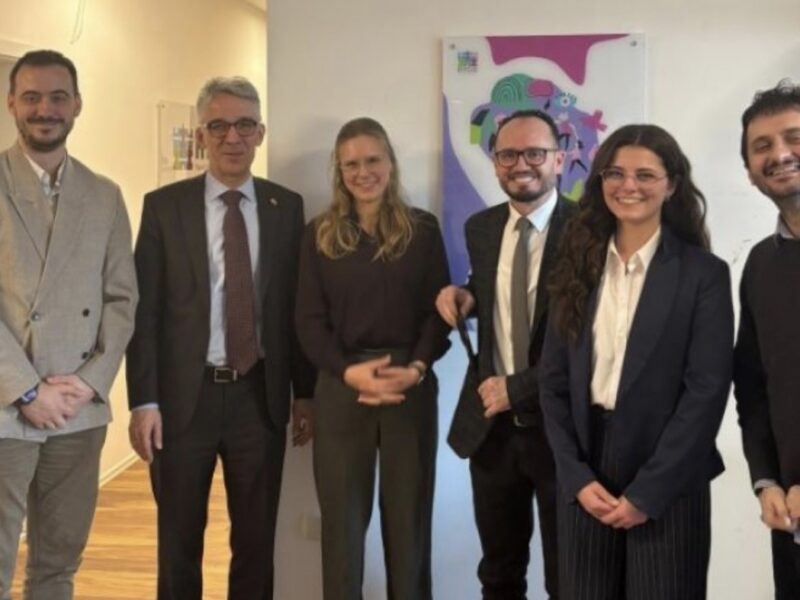 Ambasadori gjerman takon fituesit e projektit ‘Të rinjtë nxisin paqen’