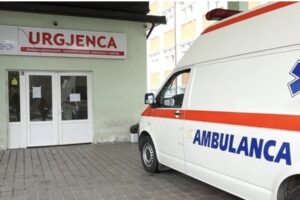 Një person dyshohet se u godit me sëpatë nga familjari i tij në Deçan