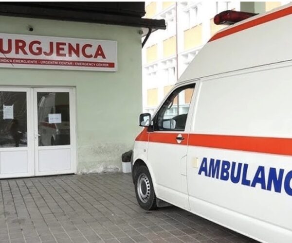 Një person dyshohet se u godit me sëpatë nga familjari i tij në Deçan