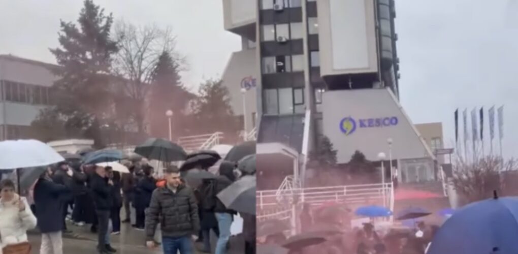 Protestuesit e thërrasin Kurtin: “Hajde poshtë, dil para popullit”