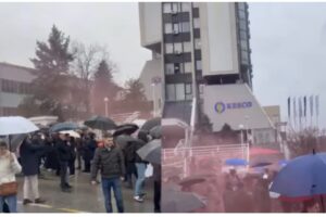 Protestuesit e thërrasin Kurtin: “Hajde poshtë, dil para popullit”