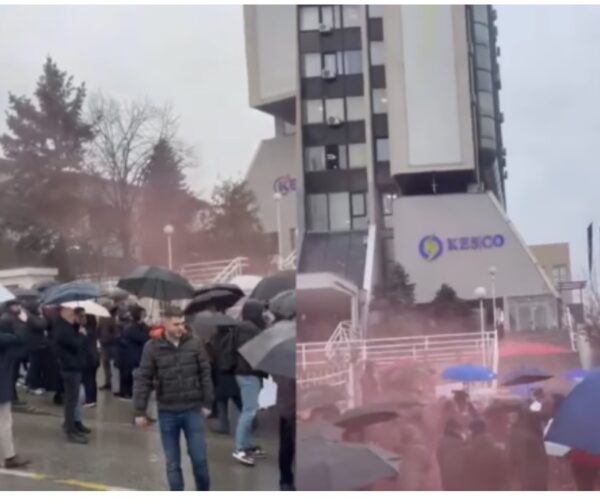 Protestuesit e thërrasin Kurtin: “Hajde poshtë, dil para popullit”