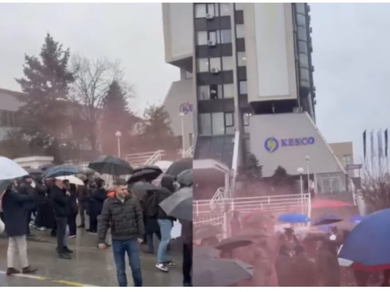 Protestuesit e thërrasin Kurtin: “Hajde poshtë, dil para popullit”