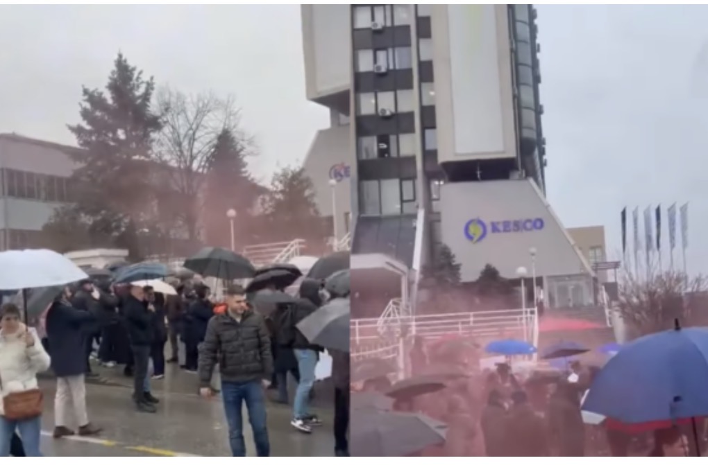 Protestuesit e thërrasin Kurtin: “Hajde poshtë, dil para popullit”