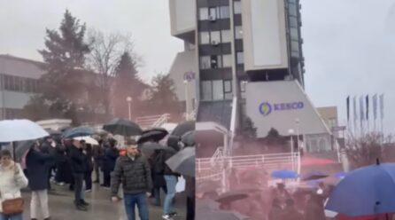 Protestuesit gjuajnë me ngjyrë të kuqe ndërtesën e KEDS-it