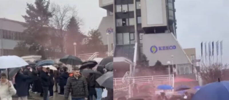 Protestuesit gjuajnë me ngjyrë të kuqe ndërtesën e KEDS-it