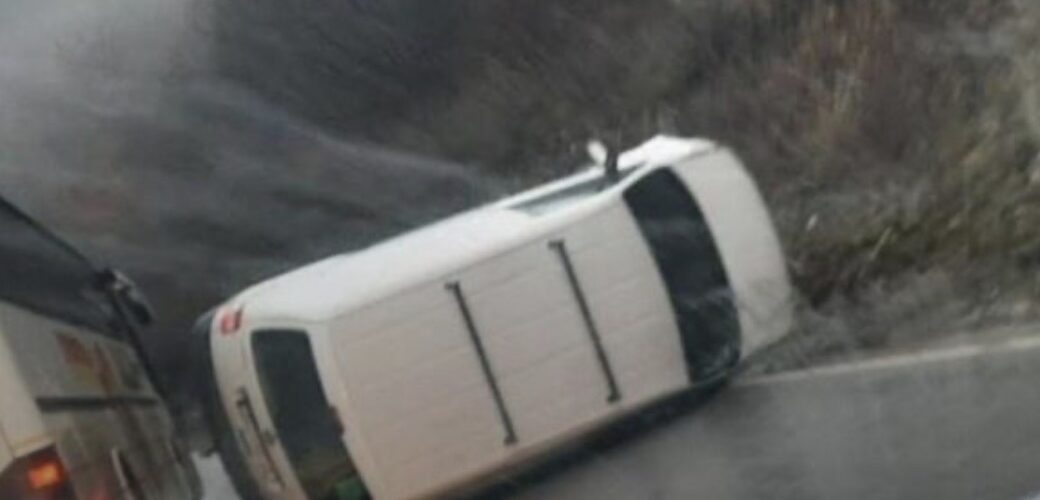 Aksident në Gjilan, vetura përfundon jashtë rrugës pasi humb kontrollin