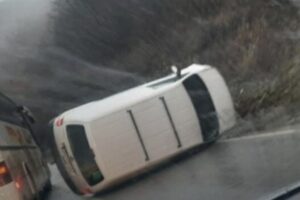 Aksident në Gjilan, vetura përfundon jashtë rrugës pasi humb kontrollin