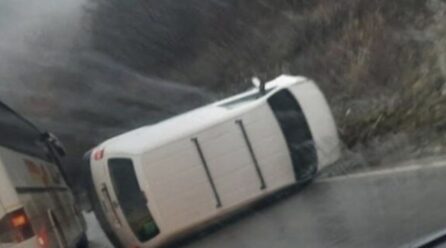 Aksident në Gjilan, vetura përfundon jashtë rrugës pasi humb kontrollin