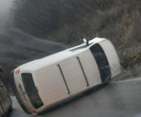 Aksident në Gjilan, vetura përfundon jashtë rrugës pasi humb kontrollin