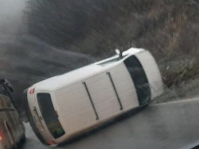 Aksident në Gjilan, vetura përfundon jashtë rrugës pasi humb kontrollin