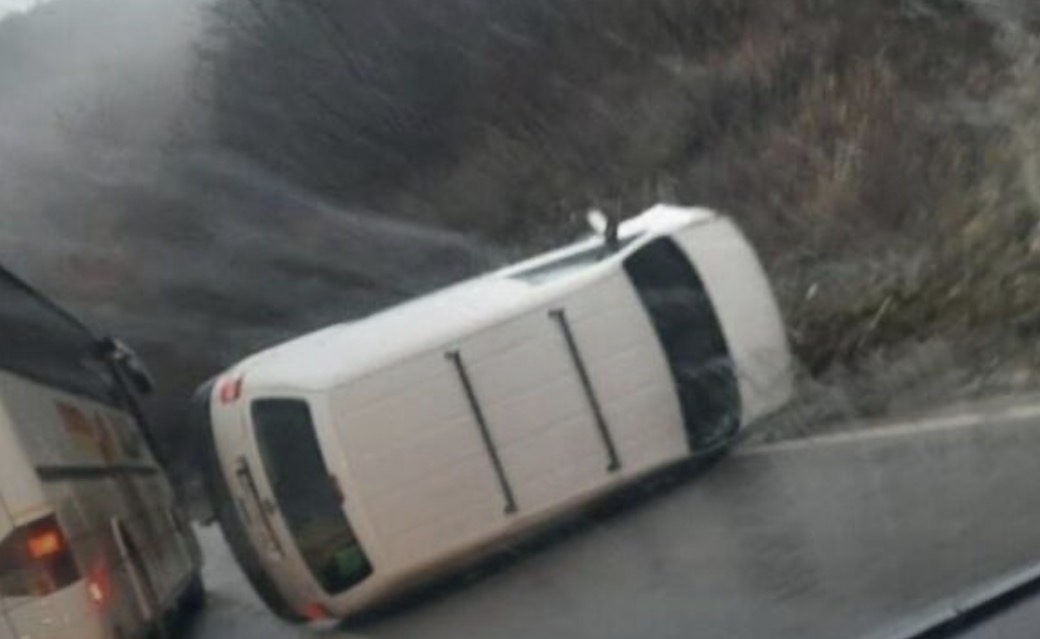 Aksident në Gjilan, vetura përfundon jashtë rrugës pasi humb kontrollin