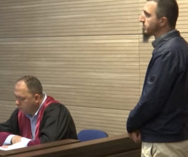 Muhamet Hajredini lirohet nga akuza, ai kishte hedhur në shportë simbolet kombëtare