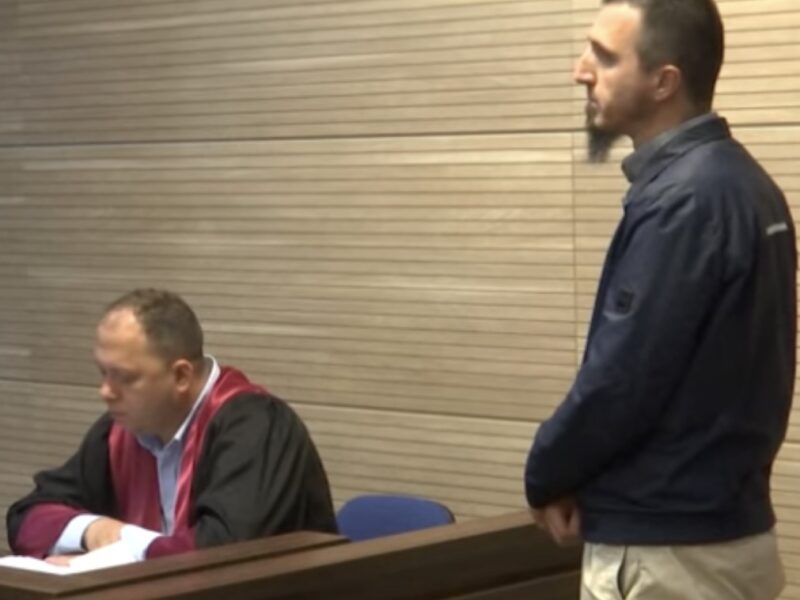 Muhamet Hajredini lirohet nga akuza, ai kishte hedhur në shportë simbolet kombëtare