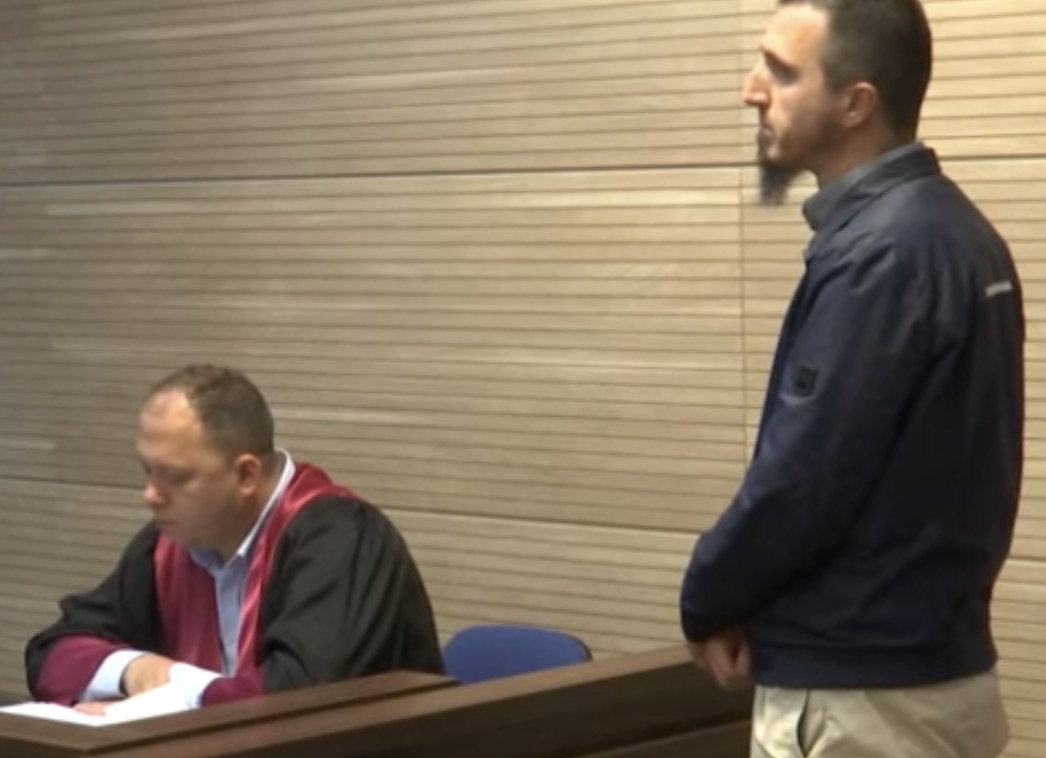 Muhamet Hajredini lirohet nga akuza, ai kishte hedhur në shportë simbolet kombëtare