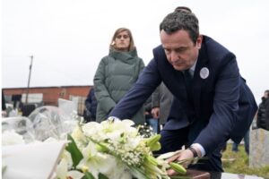 Albin Kurti i kujton aktivistët Mon Balaj dhe Arben Xheladinin në 19 vjetorin e vrasjes