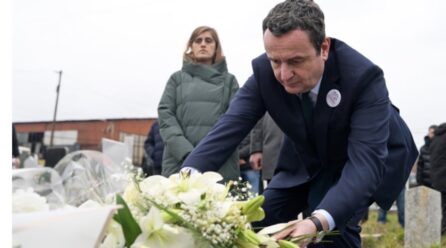 Albin Kurti i kujton aktivistët Mon Balaj dhe Arben Xheladinin në 19 vjetorin e vrasjes