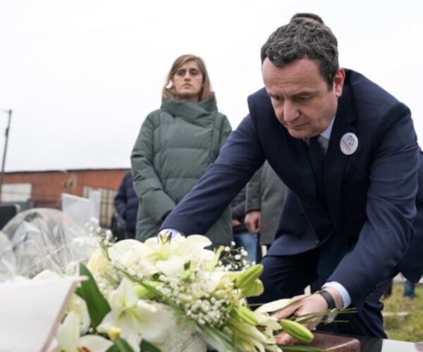 Albin Kurti i kujton aktivistët Mon Balaj dhe Arben Xheladinin në 19 vjetorin e vrasjes