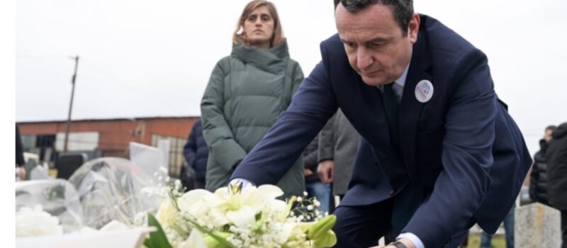 Albin Kurti i kujton aktivistët Mon Balaj dhe Arben Xheladinin në 19 vjetorin e vrasjes