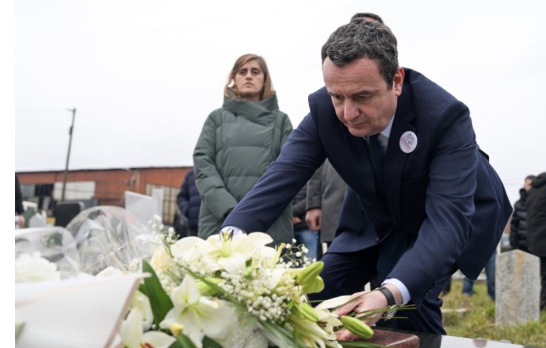 Albin Kurti i kujton aktivistët Mon Balaj dhe Arben Xheladinin në 19 vjetorin e vrasjes