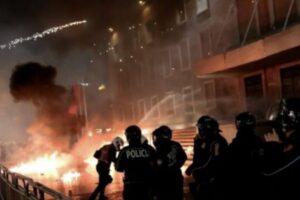 Kaos para parlamentit të Shqipërisë: Hidhet molotov dhe fishekzjarre