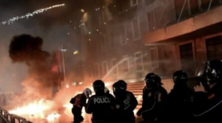 Kaos para parlamentit të Shqipërisë: Hidhet molotov dhe fishekzjarre