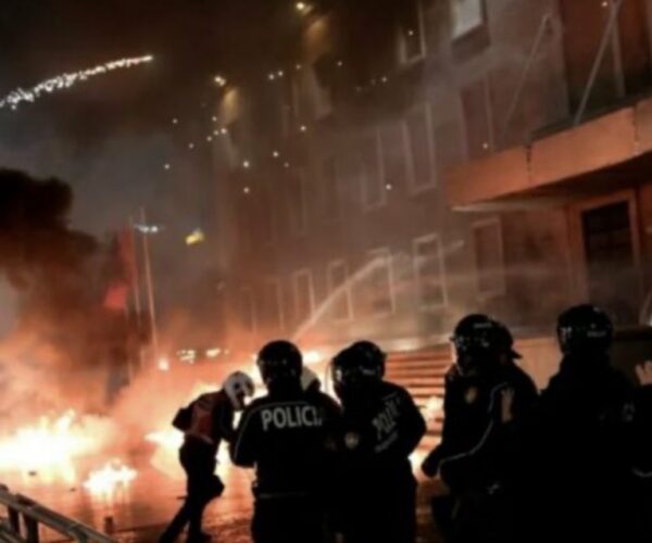 Kaos para parlamentit të Shqipërisë: Hidhet molotov dhe fishekzjarre