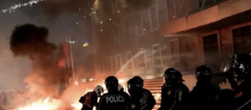 Kaos para parlamentit të Shqipërisë: Hidhet molotov dhe fishekzjarre