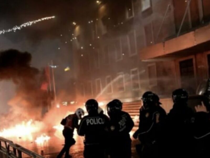 Kaos para parlamentit të Shqipërisë: Hidhet molotov dhe fishekzjarre