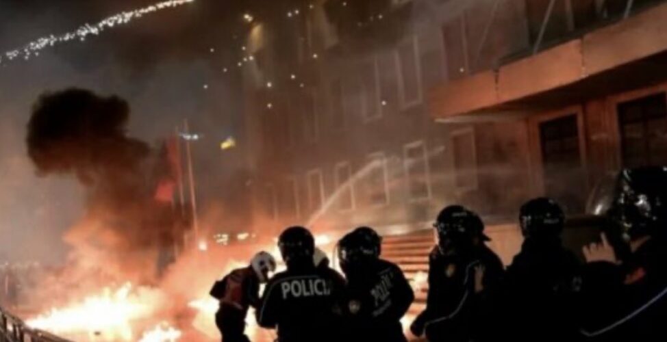 Kaos para parlamentit të Shqipërisë: Hidhet molotov dhe fishekzjarre