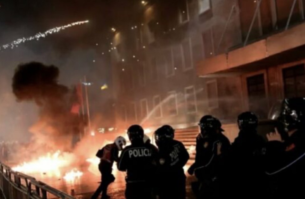 Kaos para parlamentit të Shqipërisë  Hidhet molotov dhe fishekzjarre