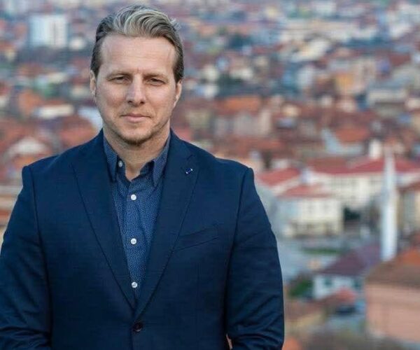 Shqiprim Arifi kritikon Albin Kurti për votimin e përfaqësuesit të Listës Serbe në Kuvend