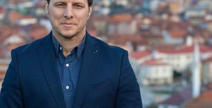 Shqiprim Arifi kritikon Albin Kurti për votimin e përfaqësuesit të Listës Serbe në Kuvend