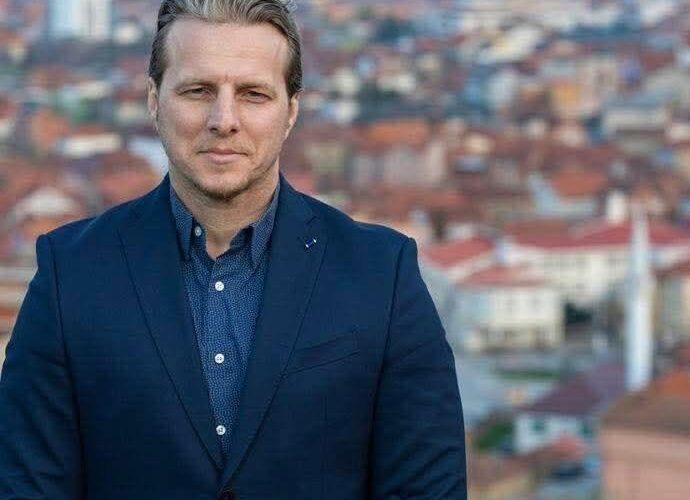 Shqiprim Arifi kritikon Albin Kurti për votimin e përfaqësuesit të Listës Serbe në Kuvend