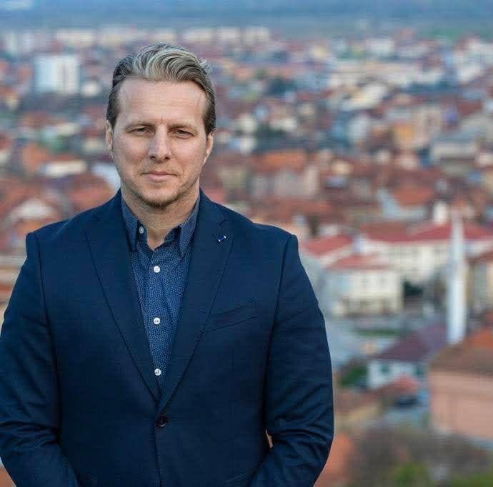 Shqiprim Arifi kritikon Albin Kurti për votimin e përfaqësuesit të Listës Serbe në Kuvend