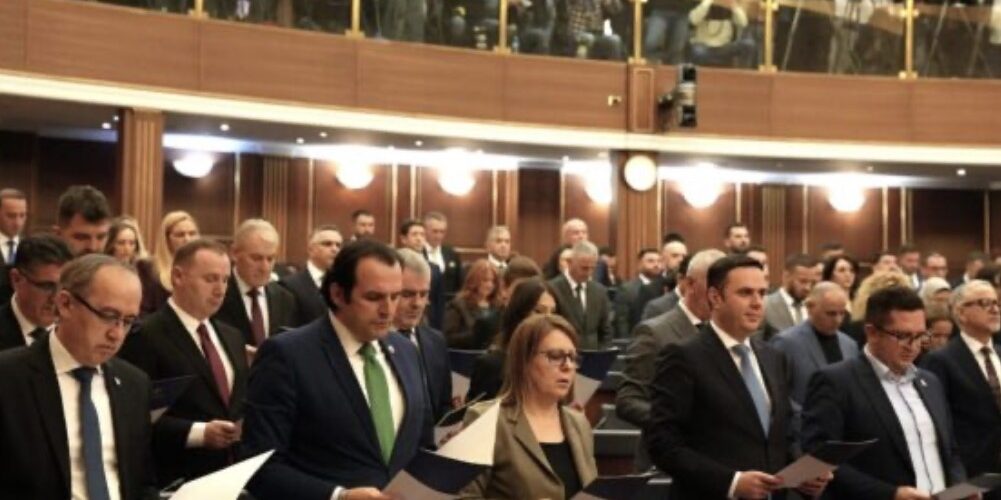 LDK “sqarohet” pasi nuk e votoi rezolutën për krerët e UÇK’së