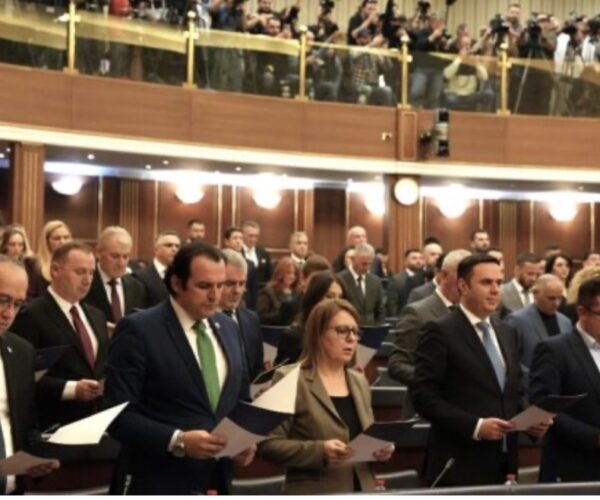 LDK “sqarohet” pasi nuk e votoi rezolutën për krerët e UÇK’së