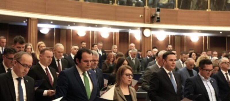 LDK “sqarohet” pasi nuk e votoi rezolutën për krerët e UÇK’së