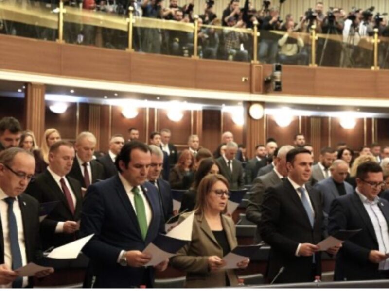 LDK “sqarohet” pasi nuk e votoi rezolutën për krerët e UÇK’së