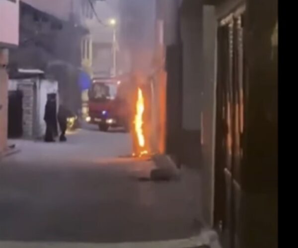 Zjarr në një shtyllë elektrike në Prizren, s’raportohet për të lënduar