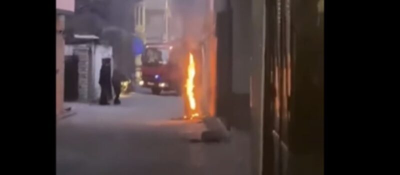 Zjarr në një shtyllë elektrike në Prizren, s’raportohet për të lënduar