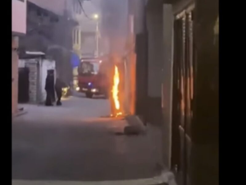 Zjarr në një shtyllë elektrike në Prizren, s’raportohet për të lënduar