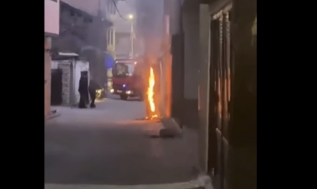 Zjarr në një shtyllë elektrike në Prizren, s’raportohet për të lënduar