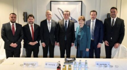 Kurti takon katër senatorë amerikanë, u flet për ‘‘rëndësinë’’ e dorëzimit të Radoiçiqit dhe tërheqjen e letrës së Brnabqit