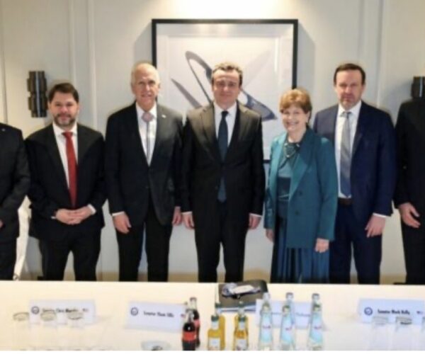 Kurti takon katër senatorë amerikanë, u flet për ‘‘rëndësinë’’ e dorëzimit të Radoiçiqit dhe tërheqjen e letrës së Brnabqit