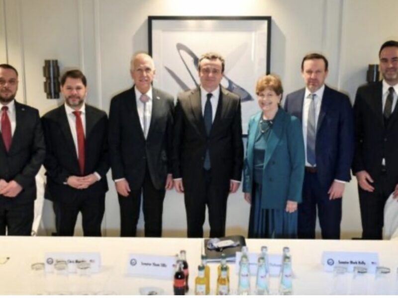 Kurti takon katër senatorë amerikanë, u flet për ‘‘rëndësinë’’ e dorëzimit të Radoiçiqit dhe tërheqjen e letrës së Brnabqit