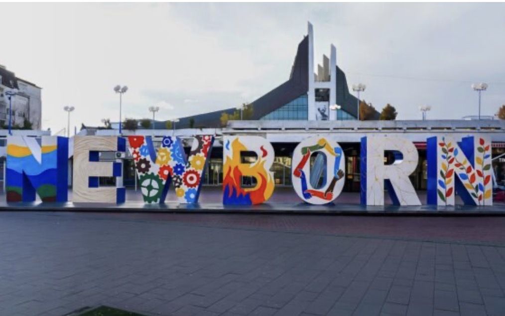 Zbulohet domethënia e “NEWBORNIT” për 18 vjetorin e pavarësisë