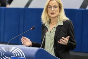 Von Cramon ‘kapet’ me Martens: Para se të flasim për veto duhet të ndodhin shumë gjëra, Serbia është shumë larg BE’së