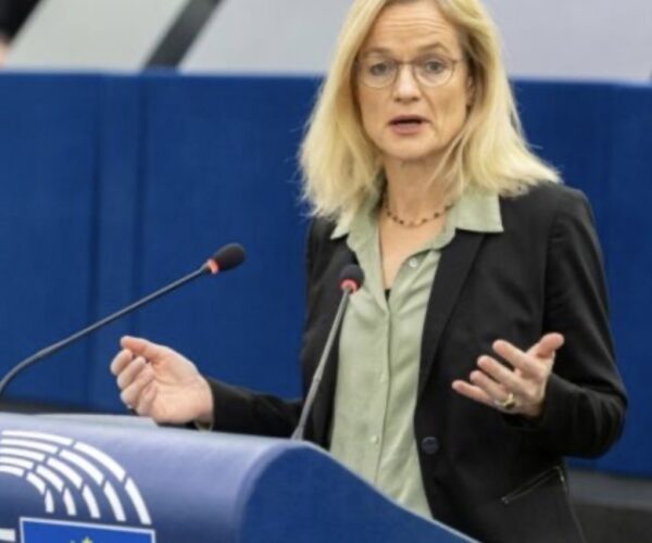 Von Cramon ‘kapet’ me Martens: Para se të flasim për veto duhet të ndodhin shumë gjëra, Serbia është shumë larg BE’së